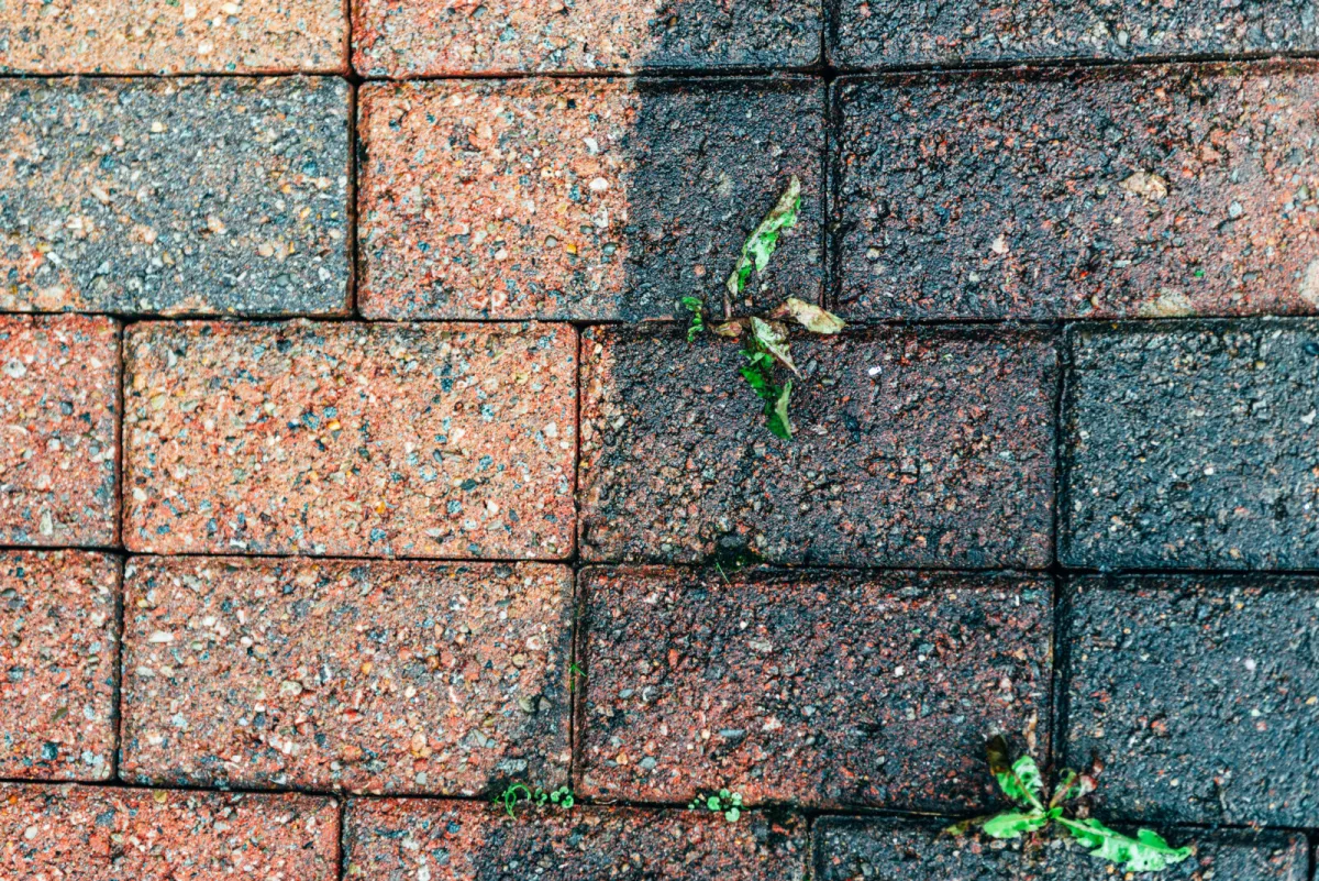 Čistenie vonkajšej dlažby / Foto: Depositphotos