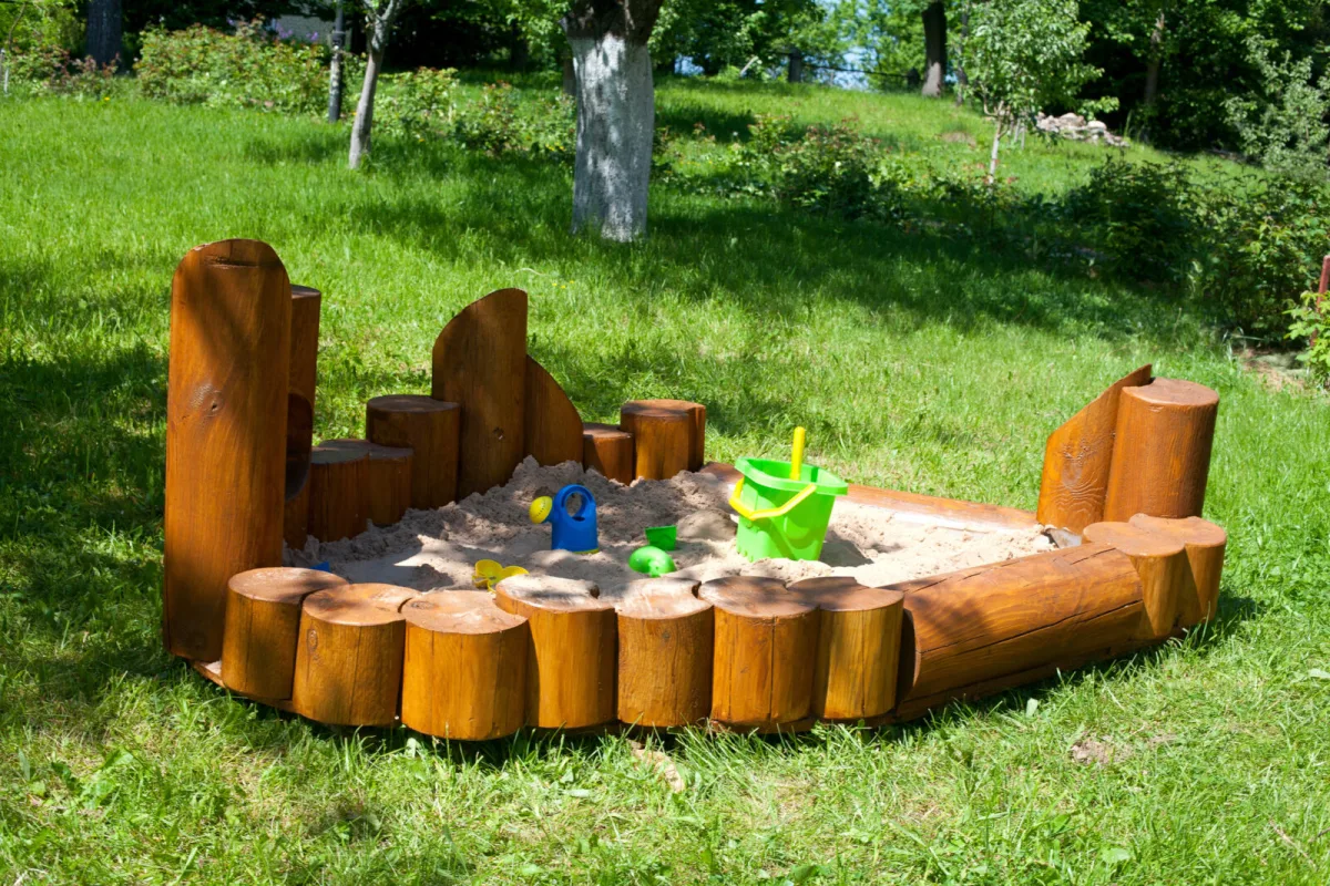 A sandbox with an obstacle course / Photo: Depositphotos
