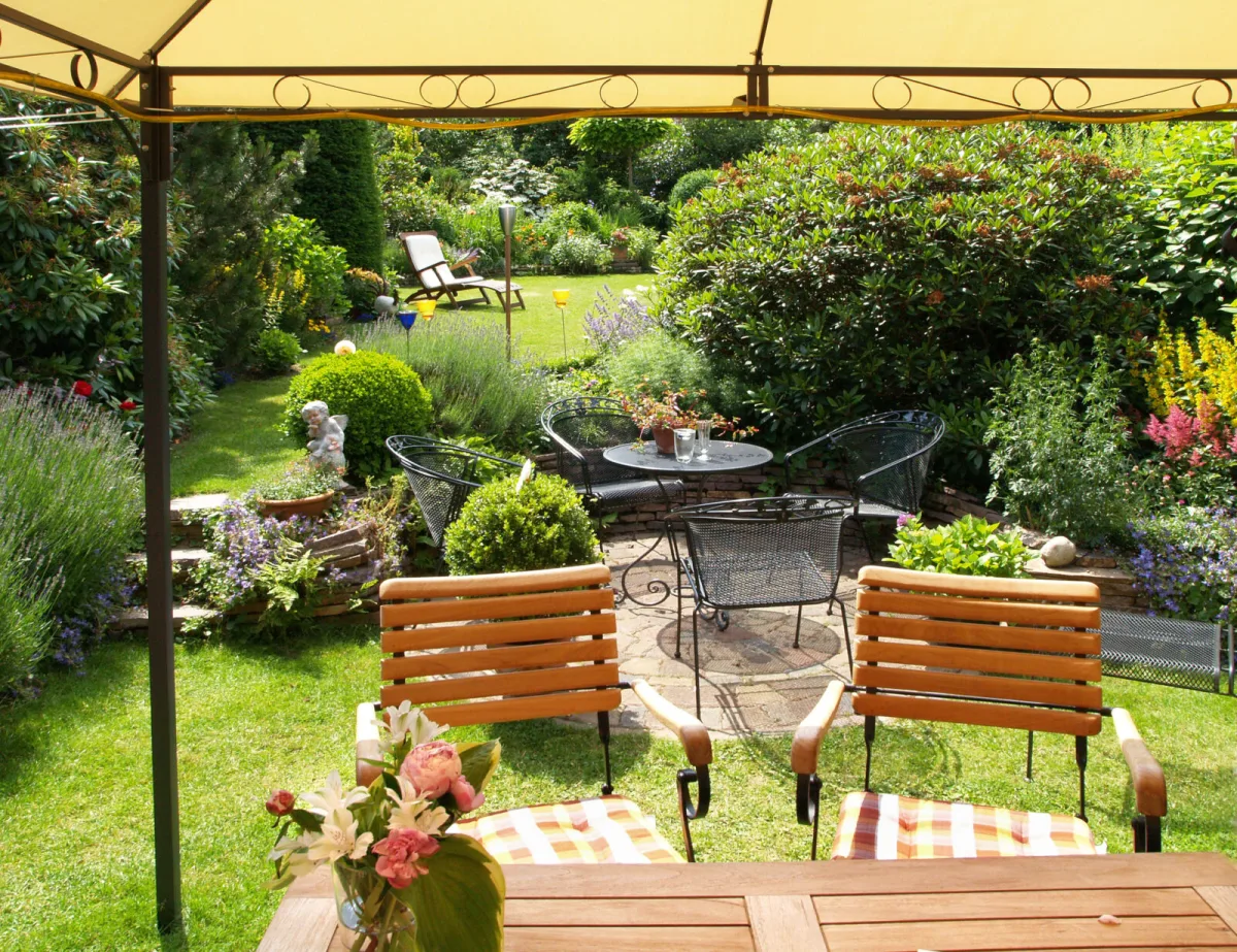 Garden seating for the family / Photo: Depositphotos