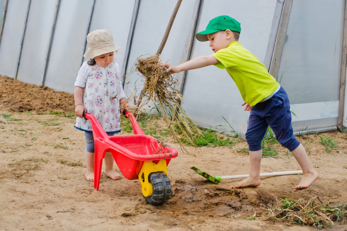 Children working in the garden / Photo: Depositphotos