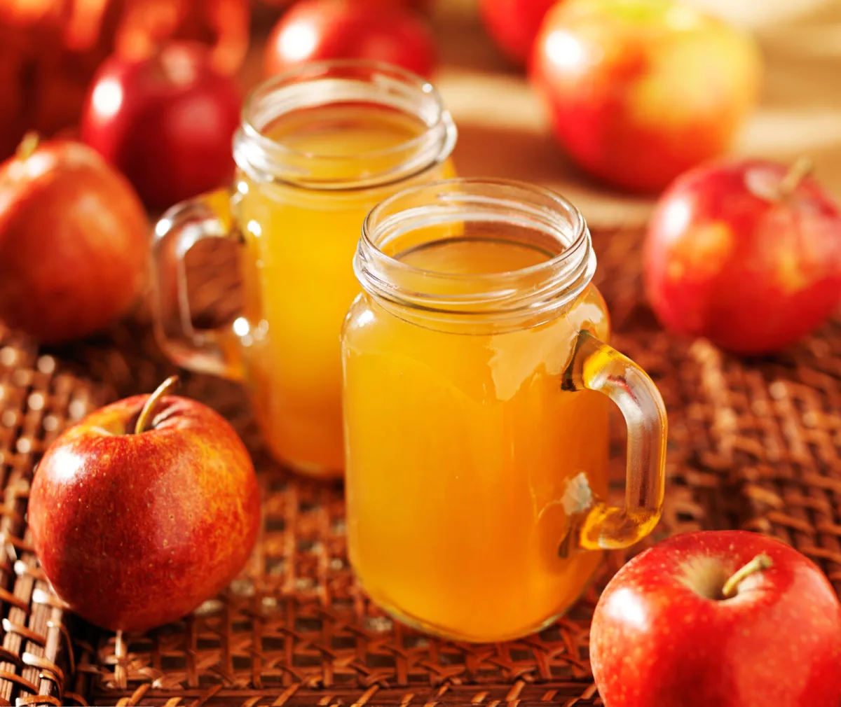 Pressing apples for juice / Depositphotos