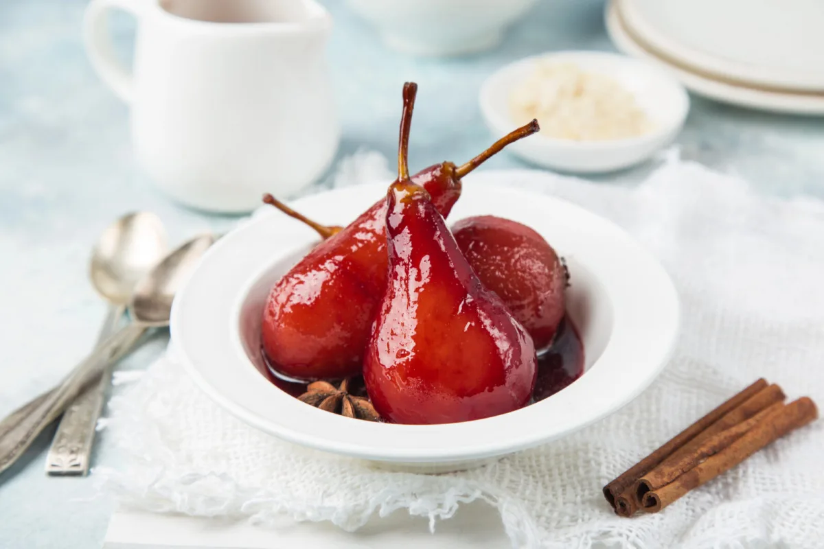 Poached pears / Photo: Depositphotos