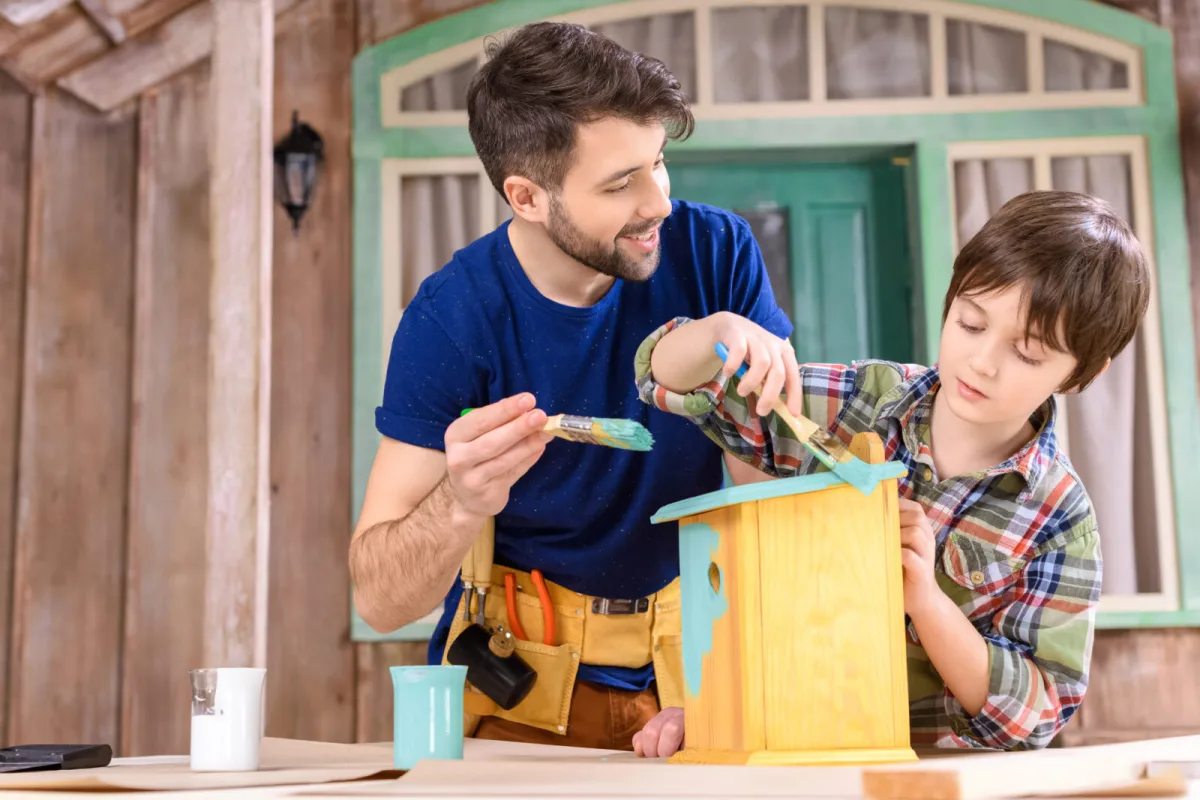 Building a bird nest box / Photo: Depositphotos