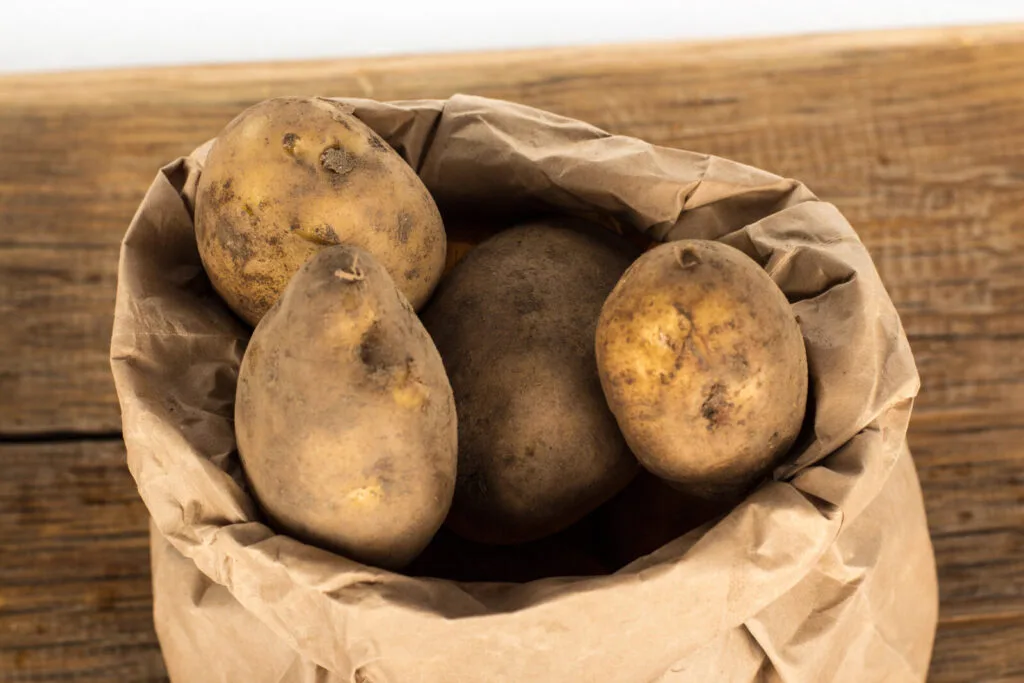 Kartofler i papirsæk / Foto: Depositphotos